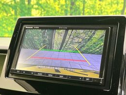 【バックカメラ】駐車時に後方がリアルタイム映像で確認できます。大型商業施設や立体駐車場での駐車時や、夜間のバック時に大活躍！運転スキルに関わらず、今や必須となった装備のひとつです！