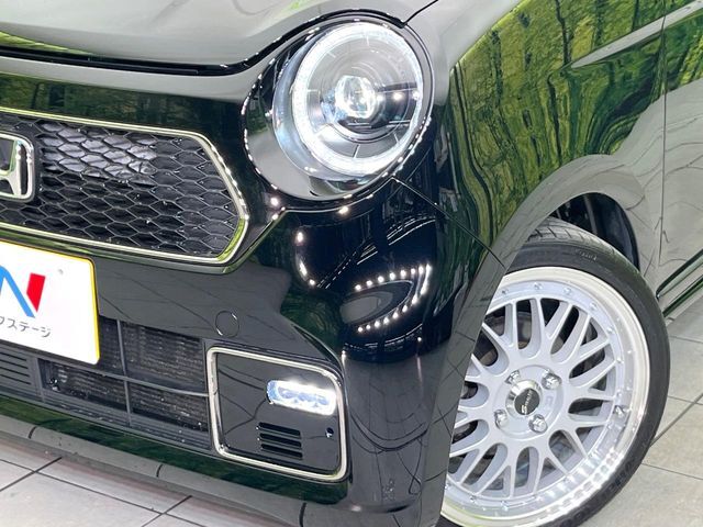 【LEDヘッドライト】悪天候や夜間走行時も良好な視界を確保し安心して運転できる高輝度LEDヘッドライトを装備！点灯速度が早く、消費電力も抑えられています。