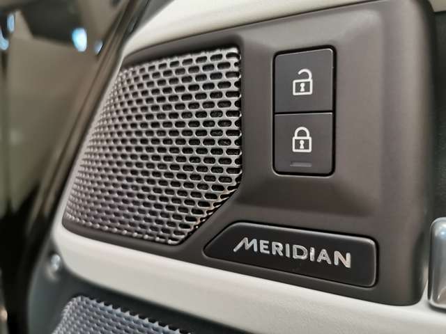 【MeridianサウンドシステムOP価格149,000円】イギリスの老舗オーディオブランドで音質が良く、ドライブ中の音楽をより一層楽しませてくれます。