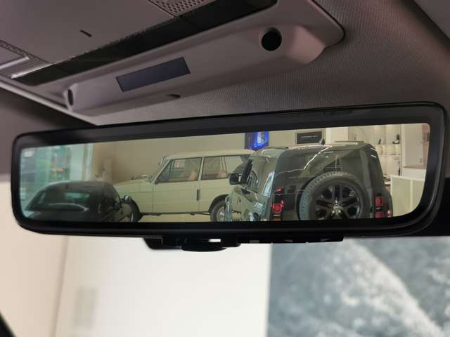 【クリアサイトリアビューモニター OP価格119,000円】が装備され荷室や後席に乗車してリアガラスが見ずらくなってしまった際にもルーフに付いているカメラでモニターに映し出すことが可能です。