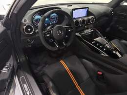 専用のコールセンターに経験豊かなオペレーターが、24時間365日待機。万一の車両トラブルなどが発生した場合、お電話一本で応急処置や車両のけん引、ドライバーや同乗者の方の移動手段手配などサポート。