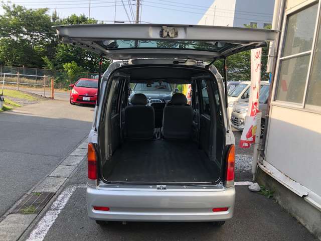 駐車場がございますので、お車でのご来店大歓迎です。電車など、公共機関でお越しの方には無料送迎も行っておりますので、お気軽にお申しつけ下さい。