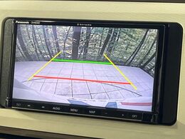 【バックカメラ】駐車時に後方がリアルタイム映像で確認できます。大型商業施設や立体駐車場での駐車時や、夜間のバック時に大活躍！運転スキルに関わらず、今や必須となった装備のひとつです！