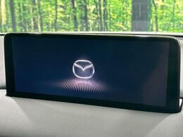 【10.25インチマツダコネクト】車内の雰囲気にマッチした大型ディスプレイ。スマホ接続でのナビ使用やBluetooth再生等、様々な機能が楽しめます。直感的なダイヤル操作が可能で、使い勝手も良好です。
