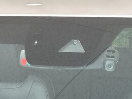 【i-ACTIVESENSE】走行中に前方の車両等を認識し、衝突しそうな時は警報とブレーキで衝突回避と被害軽減をアシスト。より安全にドライブをお楽しみいただけます。