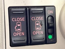 【両側パワースライドドア】スマートキーや運転席のスイッチで後席両側スライドドアの開閉が可能♪電動だから力を入れてドアを開ける必要が無く、小さなお子様でも簡単に開け閉めでき快適です♪