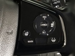 【アダプティブ・クルーズ・コントロール】予め設定した車速内でクルマが自動的に加減速。 前走車との適切な車間距離を維持しながら追従走行し、高速道路でのドライバーの疲労を軽減してくれる嬉しい機能付♪