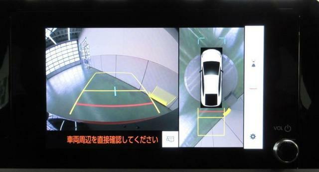 車両を上方から見たような映像をナビ画面に表示するパノラミックビューモニターです。