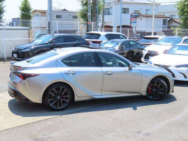 標準装備されたパーキングサポートブレーキ（PKSB）は前後の静止物、後方接近車両などをブザーやディスプレイで警告し、更には衝突する可能性が高いと判断した場合には自動でブレーキをかけます。