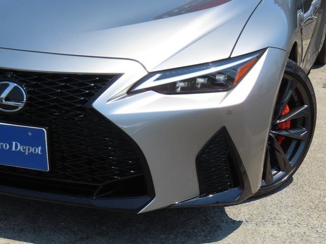 新型ISのヘッドライトにはL字型クリアランスランプの下にOP装備した3眼LEDユニットを配置。大胆なデザインの新開発薄型ランプは低い先端から始まる立体感によって、地面をつかむような重心の低さを実現した