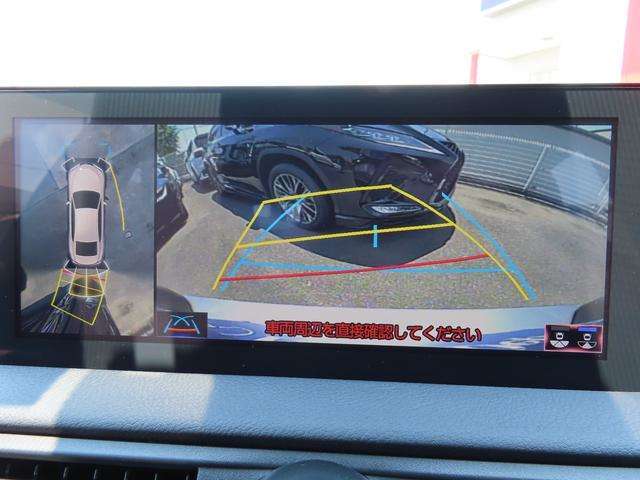 パノラミックビューモニターは車両の前後左右に搭載したカメラから取り込んだ映像を合成し、上から車両を見下ろした様な映像をナビ画面に表示。運転席から目視しにくい車両周辺の状況をリアルタイムで確認できます。