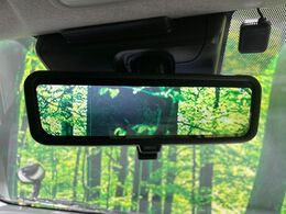【デジタルインナーミラー】後席の大きな荷物や同乗者で後方が確認しづらい時でも安心！カメラが撮影した車両後方の映像をルームミラー内に表示。クリアな視界で状況の確認が可能です！