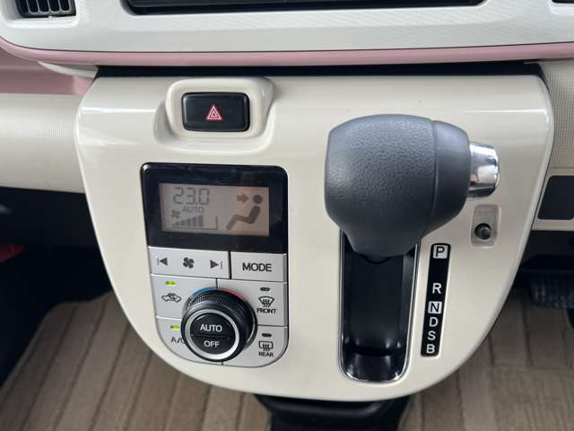 ♪操作しやすい♪インパネシフト♪オートエアコン搭載です☆好みの設定温度で、ドライブも快適です♪