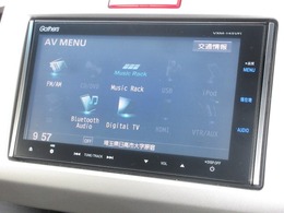 ナビゲーションはギャザズメモリーナビ（VXM-145VFi）を装着しております。AM、FM、CD、DVD再生、Bluetooth、音楽録音再生、フルセグTVがご使用いただけます。