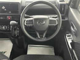 【ステアリング】軽い力で扱いやすいハンドルです。目立つ傷やスレなどなく綺麗な状態です！除菌プランいれていただくとさらに快適に！清潔なお車はお子様にも安心ですね！