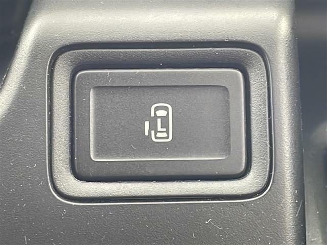 【パワースライドドア】小さなお子さまでも、助手席側のスライドドアはボタン一つで乗り降りラクラクです！両手に荷物を抱えている時でもボタンを押せば自動で開閉してくれます。