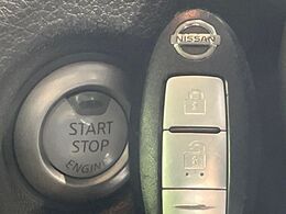 【インテリジェントキー】カバンやポケットに入れたままでもドアの施錠・解錠が可能なスマートキーを装備。エンジンのオン・オフ時もカギを取り出す必要が無いからとっても便利です♪