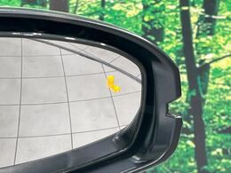 【ブラインドスポットインフォメーション】走行中、ドアミラーの死角になりやすい箇所に後続車が接近するとサイドミラー付近に警告を表示、ドライバーに注意喚起をしてくれます。