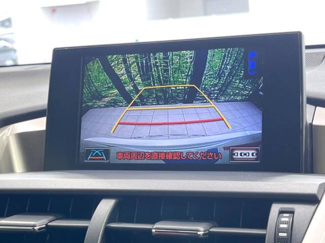 【バックカメラ】駐車時に後方がリアルタイム映像で確認できます。大型商業施設や立体駐車場での駐車時や、夜間のバック時に大活躍！運転スキルに関わらず、今や必須となった装備のひとつです！