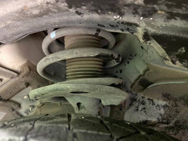 お車を安心してお乗りいただく為には、足回りの定期点検が欠かせません。サービスサポート（有償保証）では無料点検もご提供しており、安心のカーライフをお過ごしいただけるサポート体制が整っています。