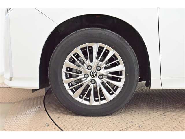 中古車の総合評価や内外装の状態などをひと目で分かるよう、トヨタ車のプロの検査員が実施した「車両検査証明書」をご用意しています。
