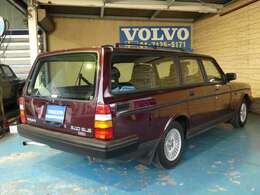 左斜め後ろからです。年式的に見てもキレイな車輛です。