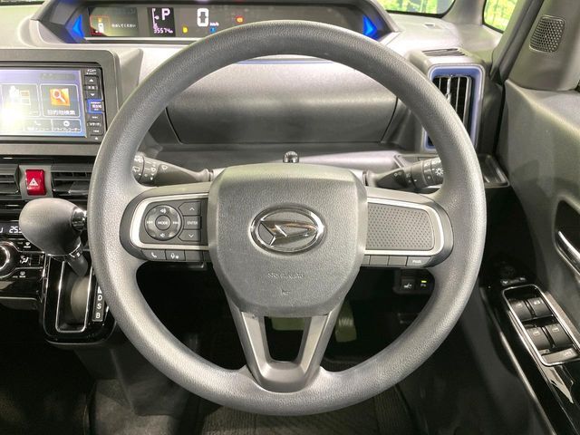 インテリアに合わせたデザインのステアリングは、運転される方のことも考え、運転しやすい形状、大きさです。是非一度、実際に触ってお確かめください。