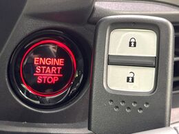 【Hondaスマートキー】カバンやポケットに入れたままでもドアの施錠・解錠が可能なスマートキーを装備。エンジンのオン・オフ時もカギを取り出す必要が無いからとっても便利です♪