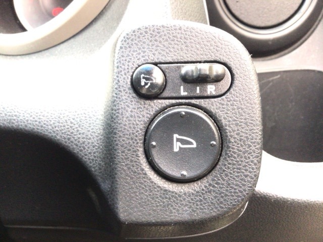 【電動格納ミラー】サイドミラーは電動格納式となっており、狭い駐車場でも傷がつくリスクを抑えられます！