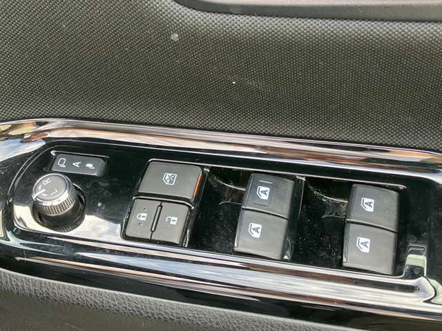 ★お車でお越しの際★ご来店の際は、ぜひ一度お電話の上、ご来店ください！お車でお越しの際は、大通り側より入れますよう店舗前のスペースを空けておきます。スムーズな対応のため、ご協力いただけますと幸いです！