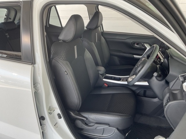 肘掛けとシートヒーター装備のフロントシートで長時間でも快適ドライブ！