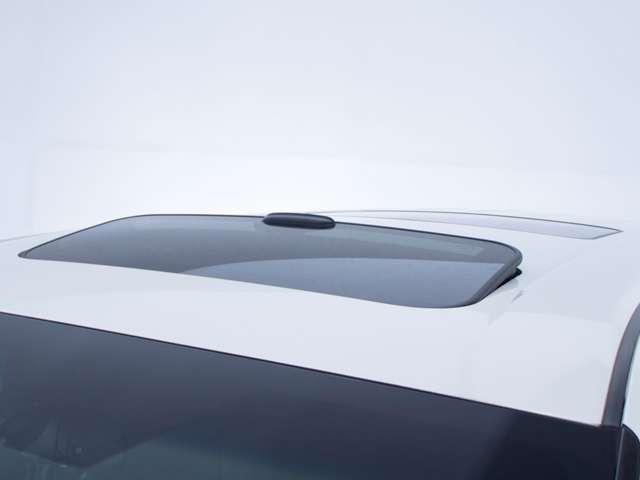 稀少装備サンルーフ搭載！！全国的にも数が少なく希少性の高い装備の一つです。フルオープンやチルトアップも可能！！ドライブをさらに快適にしてくれる装備の一つです！！