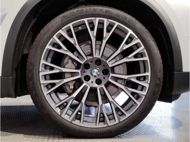 【BMWアロイホイル】軽量かつ強度に拘ったアロイホイル。走行性能ポテンシャルを引き出す設計。車の足元を引き締めてくれる大きなポイントはアロイホイルです。