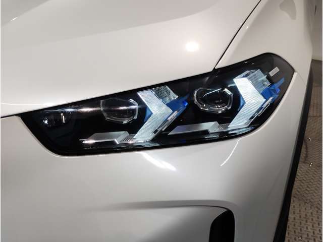 【LEDヘッドライト】先進のLEDテクノロジーを採用。放射される白色光の周波特性は太陽光に近く、バイキセノン・ヘッドライトを上回るコントラストで更に明るく輝きます！