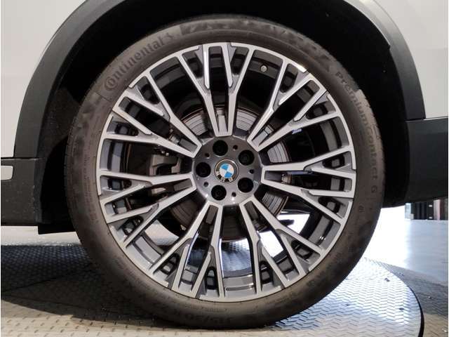 【BMWアロイホイル】軽量かつ強度に拘ったアロイホイル。走行性能ポテンシャルを引き出す設計。車の足元を引き締めてくれる大きなポイントはアロイホイルです。