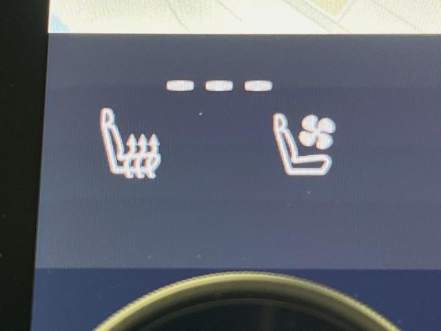 【シートベンチレーション】夏場は涼しい風でお尻や背中の熱やムレを防ぎ、冬はエアコンよりも早く温まってポカポカに！季節を問わず快適に過ごせます。