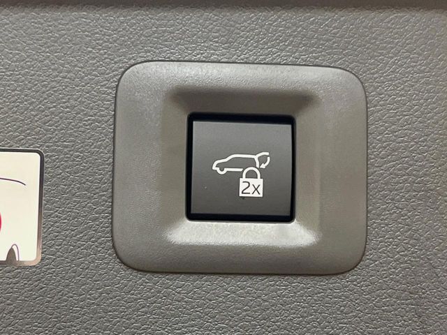【パワーバックドア】スマートキーや運転席のボタンを押すだけでリアゲートが自動で開閉します！荷物を持っている時や、高い位置にあるバックドアを閉める際に便利な機能です♪