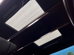 【左右独立ムーンルーフ】2列目左右席にそれぞれ配置されたガラスルーフ！日差しに合わせて片側だけシェードを閉めることも可能です！