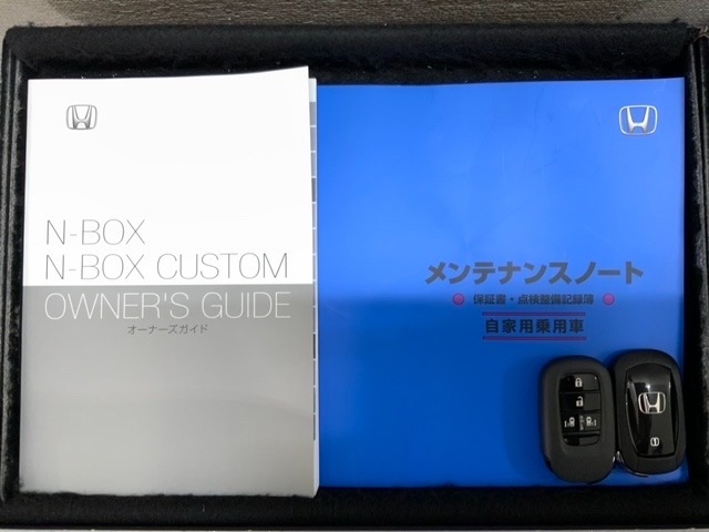 スマートキーは鍵をバッグに入れたままでもドアロックの開閉やエンジンのON・OFFができます。夜間や雨の日も鍵を探さなくて良いので便利です。