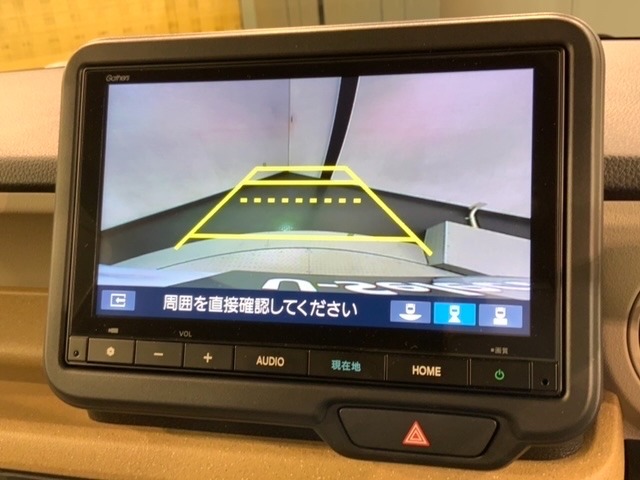 リバースギアに入れるだけで後方の表示へ切り替わります。夜間や雨の日の駐車も楽になりますよ。