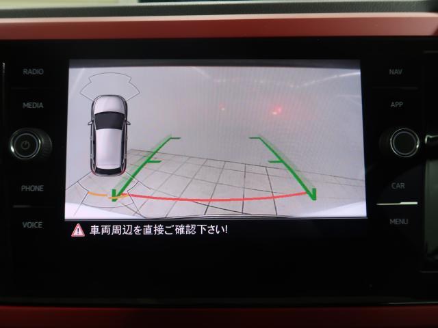 ギアをリバースに入れると車両後方の映像を映し出します。画面にはガイドラインが表示され、車庫入れや縦列駐車などの際に安全確認をサポートします。