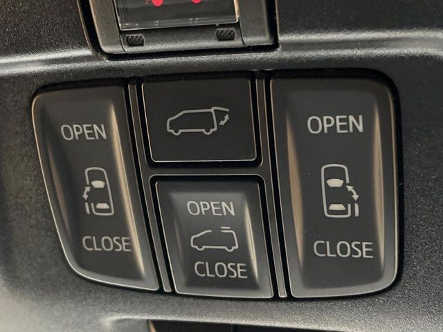 【両側パワースライドドア】スマートキーや運転席のスイッチで後席両側スライドドアの開閉が可能♪電動だから力を入れてドアを開ける必要が無く、小さなお子様でも簡単に開け閉めでき快適です♪