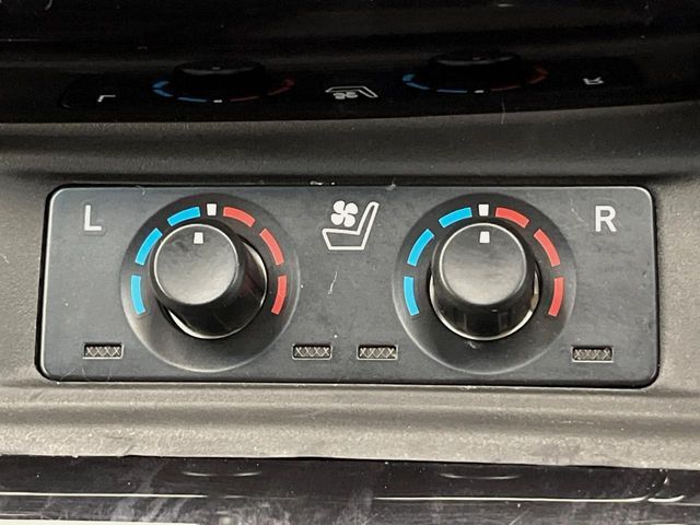 【シートベンチレーション】夏場は涼しい風でお尻や背中の熱やムレを防ぎ、冬はエアコンよりも早く温まってポカポカに！季節を問わず快適に過ごせます。