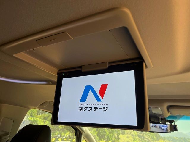 【フリップダウンモニター】大画面モニターで後席でもエンタメをお楽しみいただけます。小さなお子様にも大人気の装備です♪
