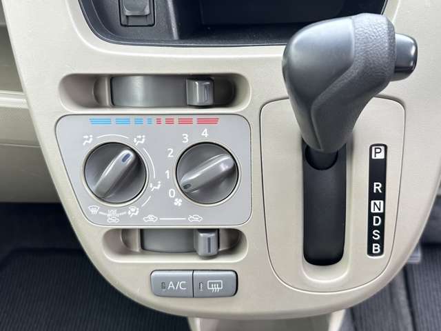 マニュアルエアコンが付いていますので快適な車内でドライブをお楽しみいただけます☆