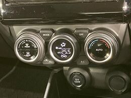 【オートエアコン】一度お好みの温度に設定すれば、車内の温度を検知し風量や温度を自動で調整。暑い…寒い…と何度もスイッチ操作をする必要はありません。快適な車内空間には必須の機能ですね♪