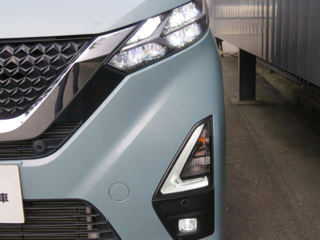 LEDヘッドライト　ロー・ハイビームにシャープな白色光のLEDランプを採用。シグネチャーLEDポジションランプも点灯します。フォグランプもLEDです。