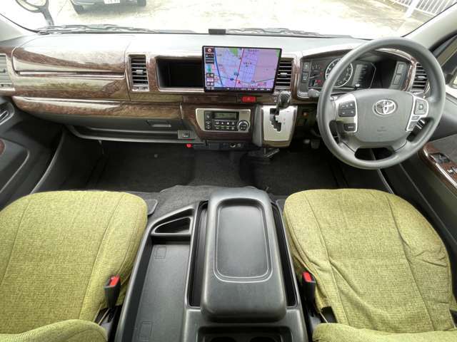 入庫時に在庫車輌の状態を把握することから始まります。内外装はもちろんのこと、車によって走行テストをはじめ機関、ナビ、オーディオ類、スイッチ類などの装備のチェックをおこないます。