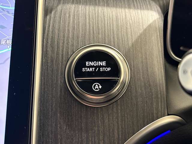 メルセデス・ベンツの定める厳しい基準をクリアしたお車のみをご案内させて頂きます。納車前整備はメーカー規定に基づき100項目以上にも及ぶ点検を熟練のメカニックによって行いご納車させて頂きます。
