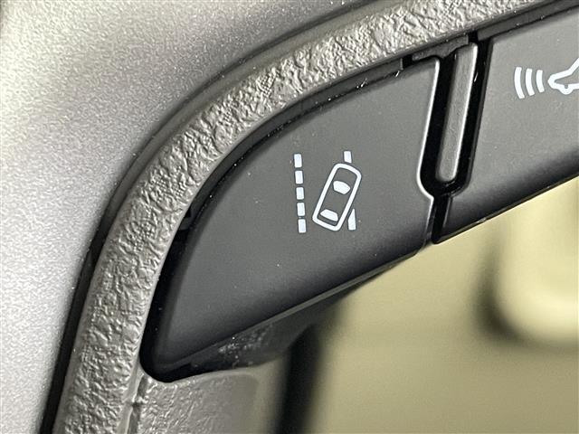 【レーンディパーチャーアラート（LDA）】クルマが車線または走路から逸脱する可能性がある場合に、ブザーまたはハンドルの振動により注意をうながします。機能には限界があるためご注意ください。